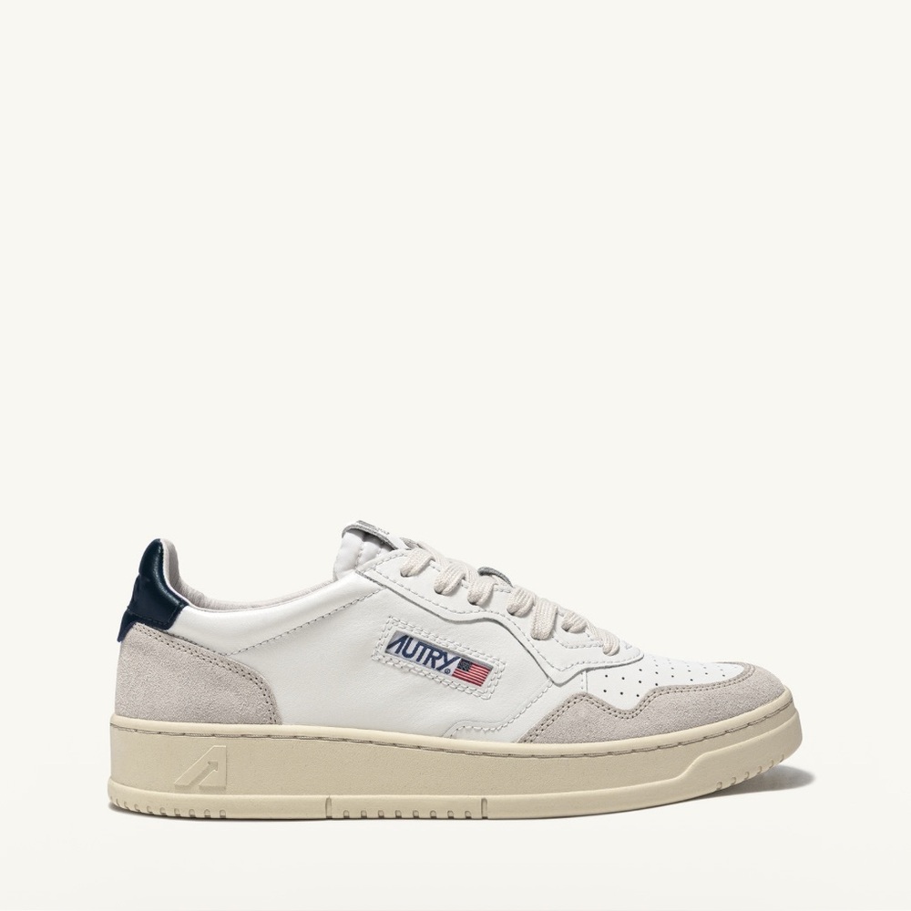 Autry MEDALIST LOW SNEAKERS IN WHITE AND BLUE LEATHER AND BEIGE SUEDE